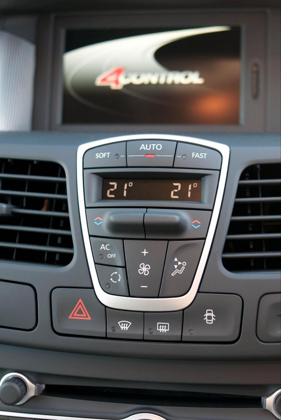 Детали интерьера Renault Laguna GT Line 2011 года  (UK) (фото 13 из 30)